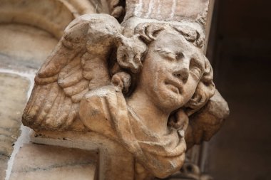 Beyaz mermer taştan inşa Piazza di Duomo.Classic Gotik mimarisinin bulunan doğuş St Mary adanmış katedral kilise Milan.Beautiful İtalyanca Tapınağı.