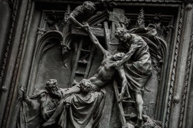 Beyaz mermer taştan inşa Piazza di Duomo.Classic Gotik mimarisinin bulunan doğuş St Mary adanmış katedral kilise Milan.Beautiful İtalyanca Tapınağı.