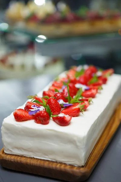 Finom Fehér Krémes Eper Torta Kávézóban Olasz Pékség Élvezze Finom — Stock Fotó
