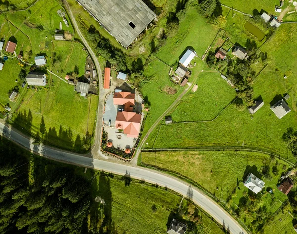 Bela Drone Aéreo Foto Pequena Cidade Montanhosa Montanhas Dos Cárpatos — Fotografia de Stock