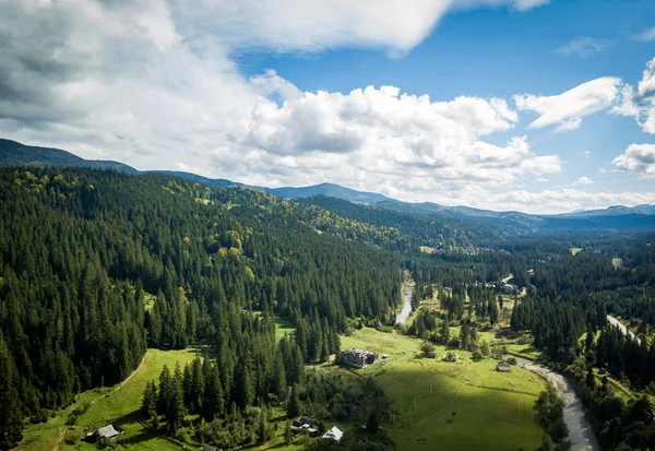 Hava Dron Manzara Fotoğraf Bulutlu Mavi Gökyüzü Altında Yüksek Kayalık — Stok fotoğraf