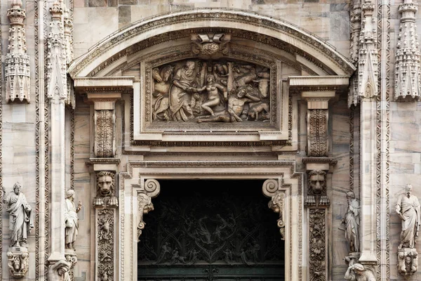 Domkyrka Kyrka Milan Beautiful Italienska Tempel Tillägnad Mary Födelsekyrkan Ligger — Stockfoto