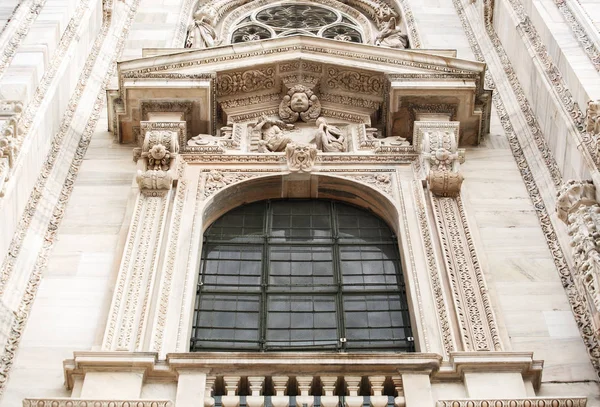 Domkyrka Kyrka Milan Beautiful Italienska Tempel Tillägnad Mary Födelsekyrkan Ligger — Stockfoto