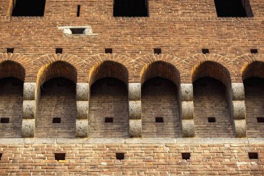 Milan şehir antik Sforza Kalesi. Güzel eski Castello Sforzesco Milano 15 yüzyılda inşa edilmiş. Klasik Ortaçağ İtalyan sur mimarisi. Zaman zaman Rönesans İtalya inşa