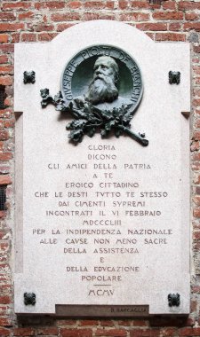 Milan şehir antik Sforza Kalesi. Güzel eski Castello Sforzesco Milano 15 yüzyılda inşa edilmiş. Klasik Ortaçağ İtalyan sur mimarisi. Zaman zaman Rönesans İtalya inşa