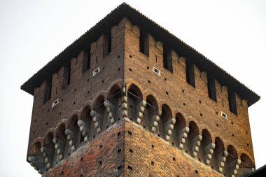 Milan şehir antik Sforza Kalesi. Güzel eski Castello Sforzesco Milano 15 yüzyılda inşa edilmiş. Klasik Ortaçağ İtalyan sur mimarisi. Zaman zaman Rönesans İtalya inşa