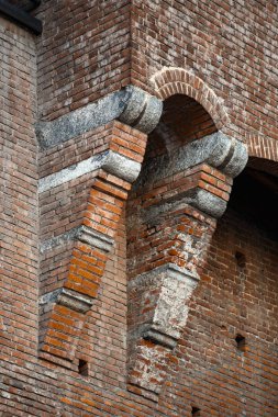 Milan şehir antik Sforza Kalesi. Güzel eski Castello Sforzesco Milano 15 yüzyılda inşa edilmiş. Klasik Ortaçağ İtalyan sur mimarisi. Zaman zaman Rönesans İtalya inşa