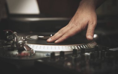 Profesyonel dj müzik oynatıcıyı vinil kayıtlar üzerinde masada oyun devam eder