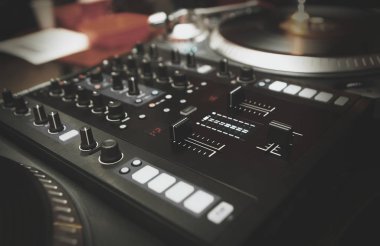 Profesyonel dj pikap oyuncu ve ses mikseri denetleyicisi