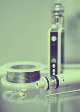 Vape Dükkanı. Modern vaping cihaz bakım ve yükseltme bölümlerinde kapatın. O popualr ecig vaper cihaz satın. Elektronik Sigara İçilmeyen ejuice için aracı. Kutusu mod ve tel