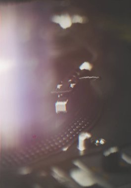 Turntable vinil müzik çalar, analog ses teknolojisi DJ için analog ve dijital müzik çalar. Kapat, profesyonel stüdyo, konser, etkinlik için makro ekipman. 