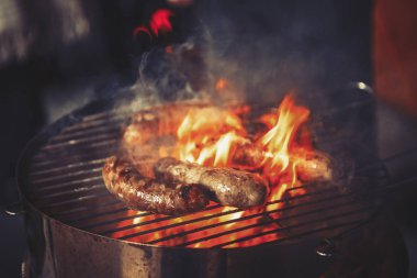 Domuzlu sosis ateş Barbekü ızgara yemek. Izgara et bira aperatifler restoranda aşçı