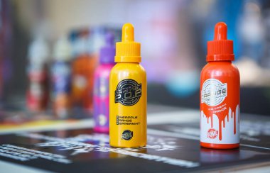 Kiev, Ukrayna-27 Ekim, 2018: yeni vape suyu sıvı Vape Expo mağazasında satın. Renkli Plastik Konteyner ile e-sıvı Satılık Dükkan. E-suyu sigara ile modern vaping cihazlar için şişe