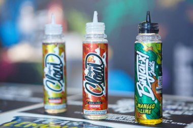 Kiev, Ukrayna-27 Ekim, 2018: Plastik şişe ile e-sıvılar tütün ile lezzetli taze lezzet için. Vape suyu ile yeni şişe satın, sigara nikotin çıkın. Aromalı Gliserin ile plastik kaplar