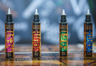 Kiev, Ukrayna-27 Ekim, 2018: yeni vape suyu sıvı Vape Expo mağazasında satın. Renkli Plastik Konteyner ile e-sıvı Satılık Dükkan. E-suyu sigara ile modern vaping cihazlar için şişe