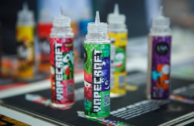 Kiev, Ukrayna-27 Ekim, 2018: yeni vape suyu sıvı Vape Expo mağazasında satın. Renkli Plastik Konteyner ile e-sıvı Satılık Dükkan. E-suyu sigara ile modern vaping cihazlar için şişe