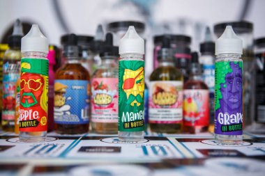 Kiev, Ukrayna-27 Ekim, 2018: Plastik şişe ile e-sıvılar tütün ile lezzetli taze lezzet için. Vape suyu ile yeni şişe satın, sigara nikotin çıkın. Aromalı Gliserin ile plastik kaplar