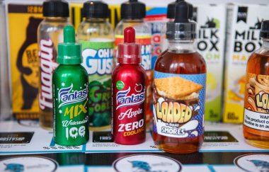 Kiev, Ukrayna-27 Ekim, 2018: yeni vape suyu sıvı Vape Expo mağazasında satın. Renkli Plastik Konteyner ile e-sıvı Satılık Dükkan. E-suyu sigara ile modern vaping cihazlar için şişe