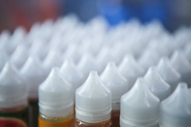 Kiev, Ukrayna-27 Ekim, 2018: yeni vape suyu sıvı Vape Expo mağazasında satın. Renkli Plastik Konteyner ile e-sıvı Satılık Dükkan. E-suyu sigara ile modern vaping cihazlar için şişe