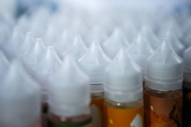 Kiev, Ukrayna-27 Ekim, 2018: Plastik şişe ile e-sıvılar tütün ile lezzetli taze lezzet için. Vape suyu ile yeni şişe satın, sigara nikotin çıkın. Aromalı Gliserin ile plastik kaplar