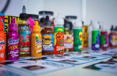Kiev, Ukrayna-27 Ekim, 2018: yeni vape suyu sıvı Vape Expo mağazasında satın. Renkli Plastik Konteyner ile e-sıvı Satılık Dükkan. E-suyu sigara ile modern vaping cihazlar için şişe