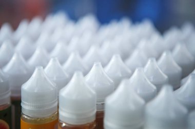 Kiev, Ukrayna-27 Ekim, 2018: Plastik şişe ile e-sıvılar tütün ile lezzetli taze lezzet için. Vape suyu ile yeni şişe satın, sigara nikotin çıkın. Aromalı Gliserin ile plastik kaplar