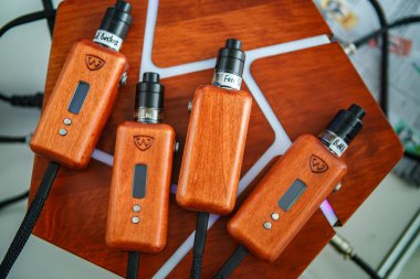 Kiev, Ukrayna-28 Ekim, 2018: Benzersiz vaping aygıt için dört farklı tatlar ile sigara ejuice. Vape İstasyonu Cafe Satılık Expo için