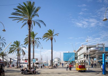 Genova, İtalya-12 Ekim, 2018: Güzel eski City Port Cenova şehir Liguria Haven'da. Avrupa'nın turistler için popüler seyahat hedef