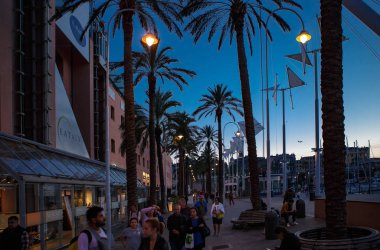 Genova, İtalya-12 Ekim, 2018: Popüler turistik alan Old City Port Cenova, Liguria