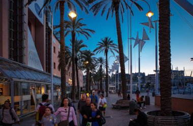 Genova, İtalya-12 Ekim, 2018: Güzel alan Old City Port Cenova gün batımında. Popüler turistik alan Liguria