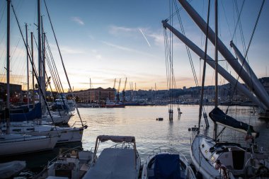 Genova, İtalya-12 Ekim, 2018: Güzel eski City Port Cenova şehir Liguria Haven'da. Avrupa'nın turistler için popüler seyahat hedef
