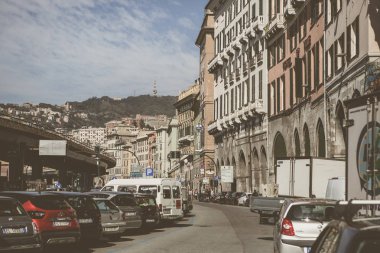 Genova, İtalya-12 Ekim, Cenova Liguria bölgesindeki 2018:City sokak. Geleneksel İtalyan tarzı ve Köprüsü yakınlarında park etmiş arabaların eski evlerde. Instagram vintage film filtresi