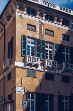 Genova, İtalya-12 Ekim, 2018: eski İtalyan evi ile geleneksel Ortaçağ tarzında inşa pancurlar. Kültür turizmi için popüler seyahat hedef. Instagram vintage film filtresi