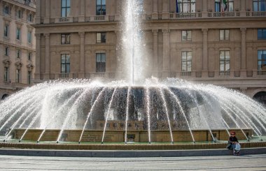 Genova, İtalya-12 Ekim, 2018: Beuatiful Çeşme Piazza de Ferrari Cenova merkezi City üzerinde. Kültür turizmi için popüler seyahat hedef. Instagram vintage film filtresi