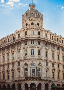 Genova, İtalya-12 Ekim, 2018: Güzel eski bina, Uni Kredi Banka Piazza de Ferrari Genoa.Popular merkezi seyahat hedef kültür turizmi için. Instagram vintage film filtresi