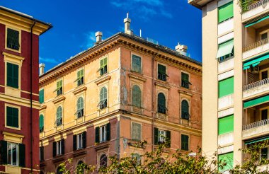 Genova, İtalya-12 Ekim, 2018: Cenova şehir içinde parlak mavi gökyüzü altında yeşil pencere ile eski ev panjurlar. Kültür turizmi için popüler seyahat hedef. Instagram vintage film filtresi
