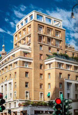 Genova, İtalya-12 Ekim, 2018: Mavi gökyüzü altında Genoa.New şehir evinde Modern İtalyan mimarisi. Kültür turizmi için popüler seyahat hedef. Instagram vintage film filtresi