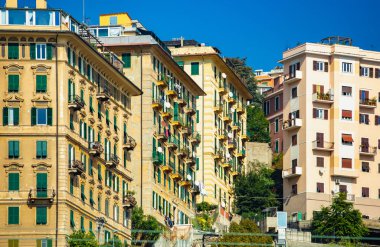 Genova, İtalya-12 Ekim, 2018: Itailan evleri klasik tarzda inşa edilmiş ve parlak sarı boya boyalı. Kültür turizmi için popüler seyahat hedef. Instagram vintage film filtresi