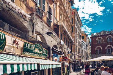 Genova, İtalya-12 Ekim, 2018: Geleneksel Ligurya restoran ve Cenevizli mutfağında Cenova şehir. Kültür turizmi için popüler seyahat hedef. Instagram vintage film filtresi