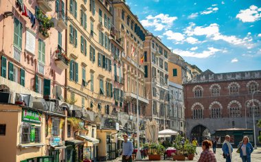 Genova, İtalya-12 Ekim, 2018: güzel eski City Port Cenova şehir. Renkli Italiana iyi güneşli bir günde ev sahipliği yapmaktadır. Kültür turizmi için popüler seyahat hedef. Instagram vintage film filtresi