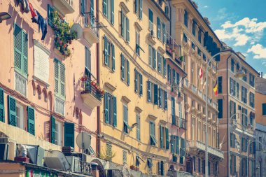 Genova, İtalya-12 Ekim, 2018:Vintage İtalyanca iyi güneşli bir günde ev sahipliği yapmaktadır. Cenova şehir mimarisi. Kültür turizmi için popüler seyahat hedef. Instagram solma film filtresi
