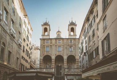 Genova, İtalya-12 Ekim, 2018: eski İtalyan Katolik Kilisesi Cenova şehrin dar sokakta. Kültür turizmi için popüler seyahat hedef. Instagram vintage film filtresi