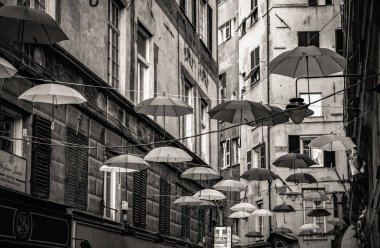 Genova, İtalya-12 Ekim, 2018: Cenova şehir sokak şemsiye ile dekore edilmiştir. Kültür turizmi için popüler seyahat hedef. Instagram vintage film filtresi