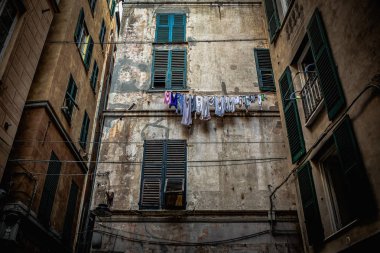 Genova, İtalya-12 Ekim, 2018: İtalyan şehir Genoa.Popular seyahat hedef kültür turizmi için dar sokak eski evde. Instagram vintage film filtresi