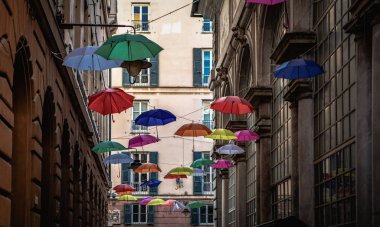 Genova, İtalya-12 Ekim, 2018: renkli şemsiyeler eski İtalyan şehir sokak Genova.Popular, ip asılı kültür turizmi için hedef, seyahat. Instagram vintage film filtresi