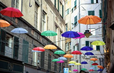 Genova, İtalya-12 Ekim, 2018: coloful şemsiye ip üzerinde eski İtalyan şehir sokak süslenmiş. Kültür turizmi için popüler seyahat hedef. Instagram vintage film filtresi