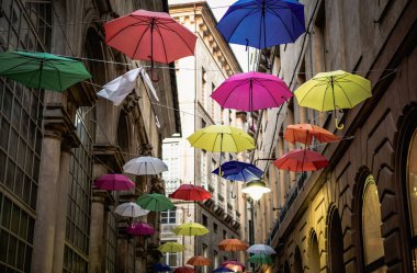 Genova, İtalya-12 Ekim, 2018: Eski Cenova şehir sokak renkli şemsiyeler ipte asılı süslenmiş. Kültür turizmi için popüler seyahat hedef. Instagram vintage film filtresi
