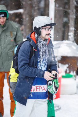 Bukovel, Ukrayna-19 Mart, 2018: Kış eylem Festivali kar Park spor. Gençlerin büyük Hava snowboard ve ekstrem kayak rekabet. Aktif gençlik yaşam tarzı. Gezintiye hazır miğfer Atlhete