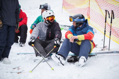 Bukovel, Ukrayna-19 Mart, 2018: Kış eylem Festivali kar Park spor. Gençlerin büyük Hava snowboard ve ekstrem kayak rekabet. Aktif gençlik yaşam tarzı. Kayak bisikletçi dağ kampında soğutma
