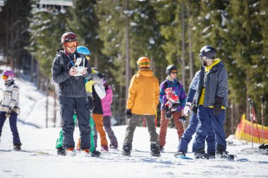 Bukovel, Ukrayna-13 Mart, 2018: Kameraman film snowboard Yarışması ile DJI indeks işlem anteni dron video kameraya üstten kış park ile. Profesyonel quadro helikopter işlecini kullanan uzaktan kumanda